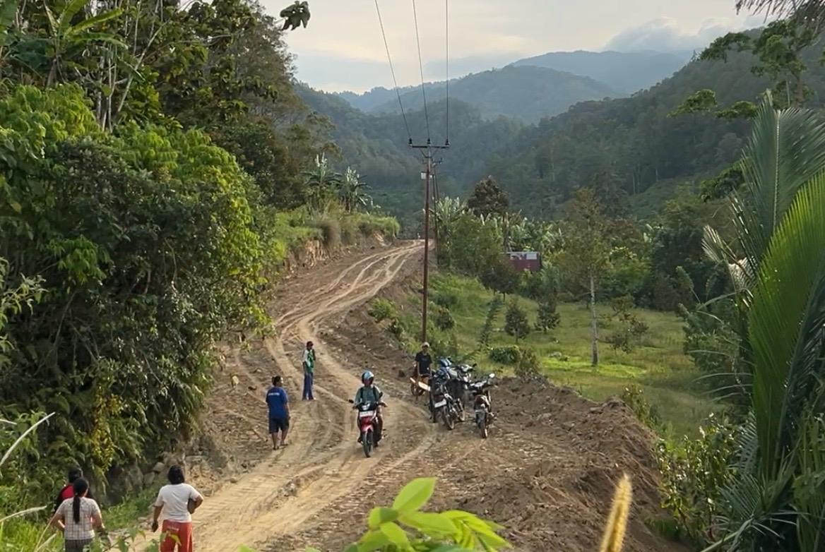 Antusiasme Masyarakat Desa Lonca Menyambut Pelebaran Jalan Menuju Desa Banggaiba